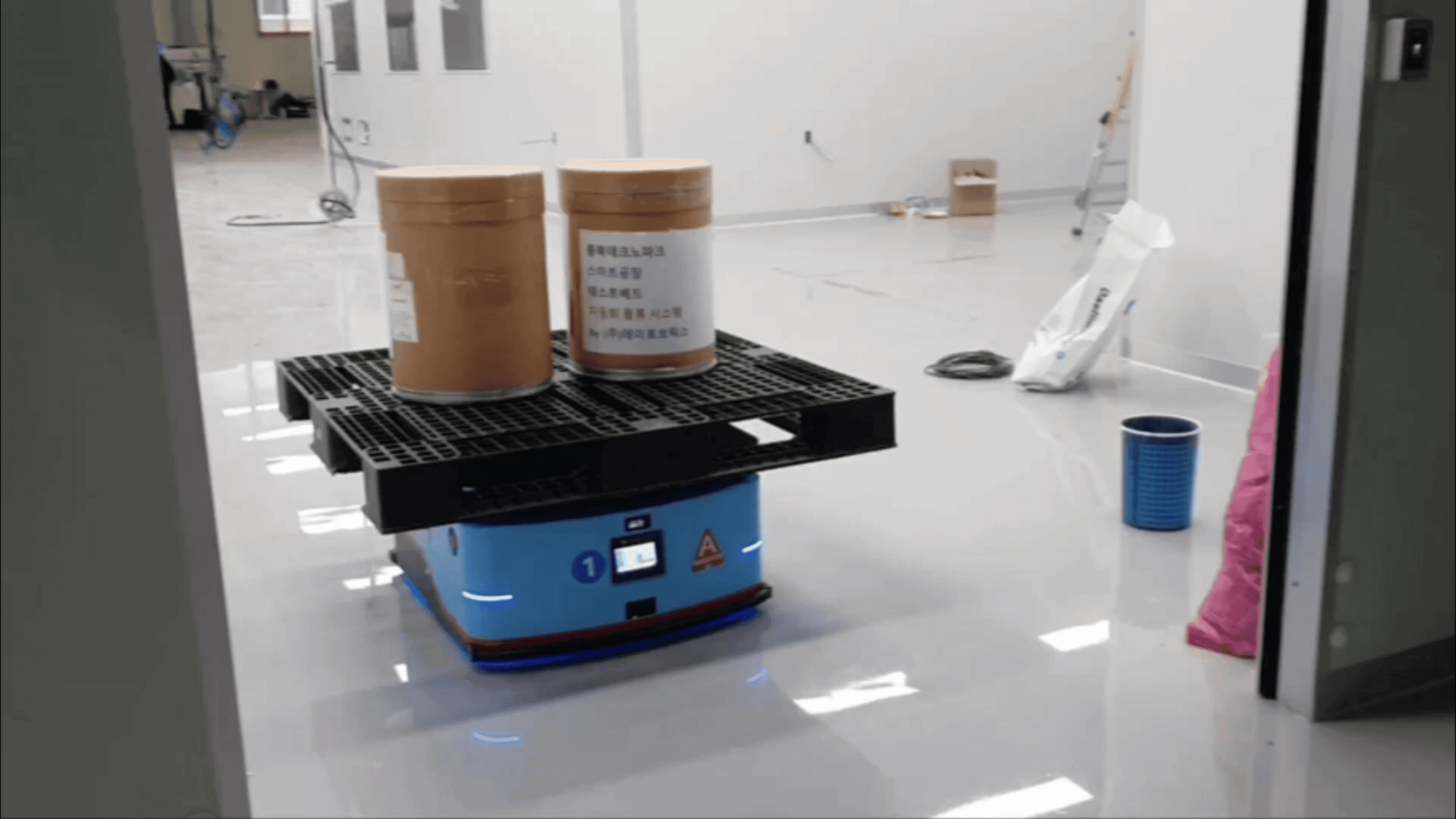 저상형 AMR + 무인지게차